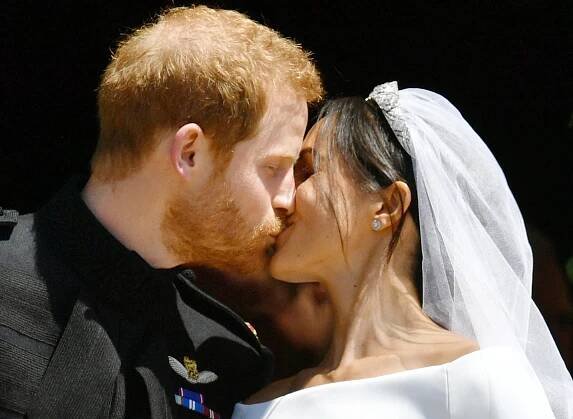 Britský princ Harry a Meghan Markleová si před 600 hosty řekli své ano