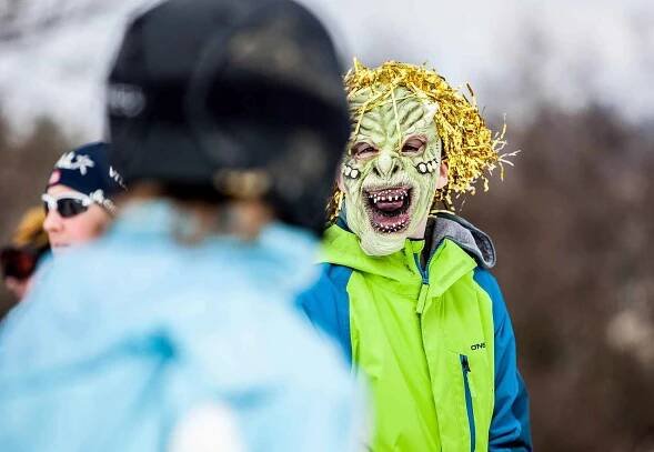 V lyžařském areálu v Sedloňově se to v sobotu hemžilo maskami. Konal se tu karneval na lyžích.