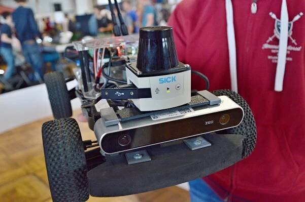 Je vybavené 3D kamerami, lidarem a miniaturním superpočítačem Jetson TX2 od Nvidie, takže je schopné autonomní jízdy, přičemž se samo vyhne překáížkám