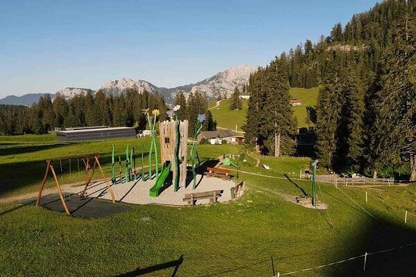 Erlebnisspielplatz Almenwelt Lofer mit Spiel-Kletterturm und Rutsche und Schaukeln