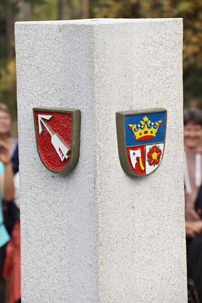 U cesty na Kleť stojí nový kamenný pomník. Označuje čtyřmezí okolních obcí