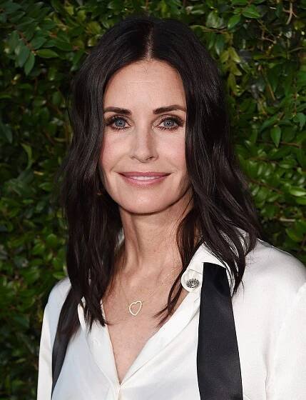 Courteney Cox oslavila 56. narozeniny. Do dalšího roku vběhla v bikinách a vypadá skvěle