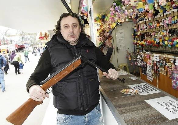 Bacha nejen na jeho špičáky z Plesu upírů: Marian Vojtko řádí na pouti v autíčkách jako pirát silnic