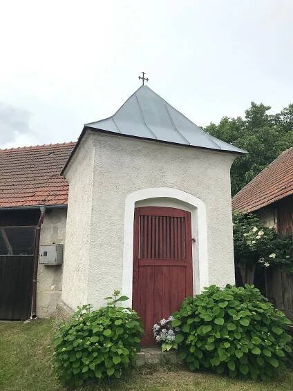 Soubor:Overview of chapel in Studenec, Třebíč District.jpg – Wikipedie