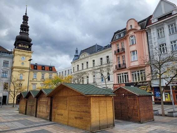 V Ostravě začala příprava vánočních trhů, znovu vyroste i obří kolo