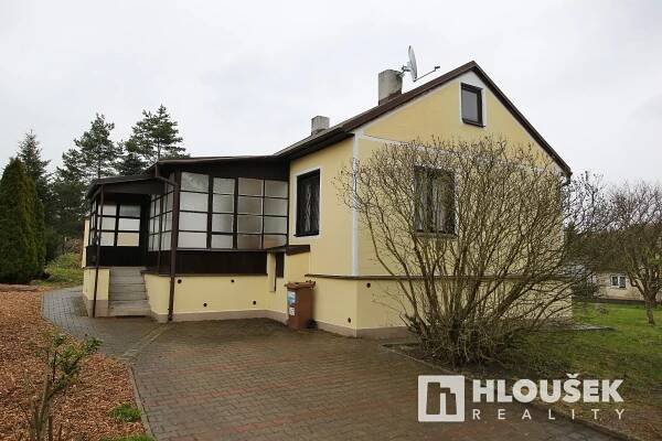 Pronájem domku Dolní Břežany - PhDr. Jana Hloušková - realitní makléř