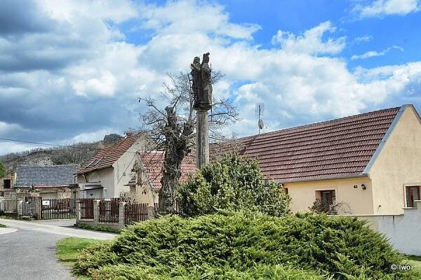 Sloup svatého Floriána a svatého Vavřince v Pnětlukách u Podsedic – cokolivokoli.cz