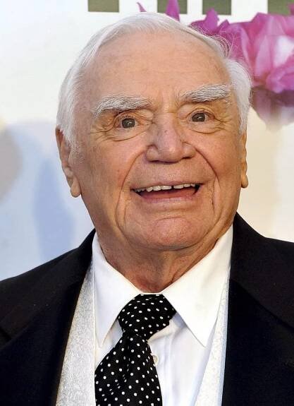 Aktor Ernest Borgnine Dengan Dasi Polka Dot Wallpaper