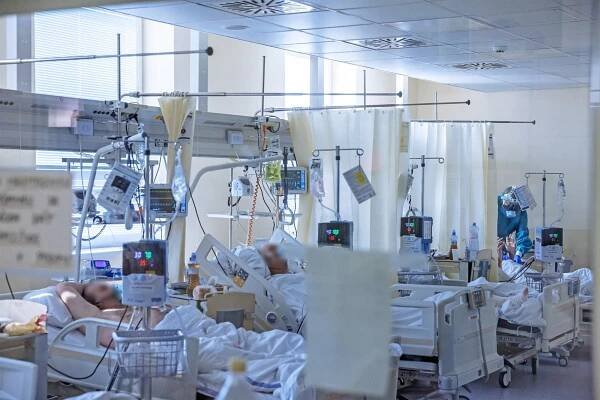Zátěž nemocnic je na vrcholu, pomohou jim i zdravotníci z ambulancí