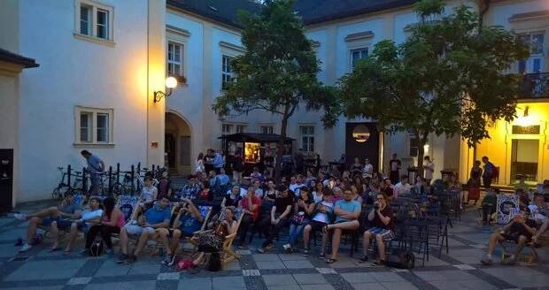 O oblíbená letní kina Brňany koronavirus nepřipravil, problémem jsou ale filmové novinky.