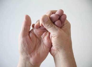 Otok prstu na ruce: příčiny a metody léčby 