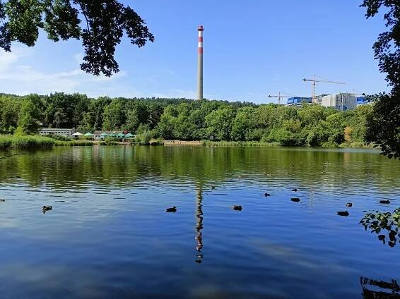 Koupaliště Motol: U přírodního plavání v rybníku vznikne moderní wellnes