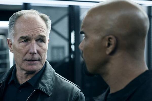 Patrick St. Esprit as Commander Robert Hicks and Shemar Moore as Daniel 