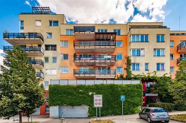 Pronájem garážového stání, Praha 5, Werichova ulice › FIOREAL