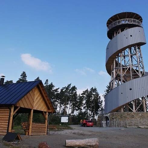 Rozhledna a přístřešek na vrcholu Velkého Kosíře | foto: Miroslav Kobza,  Český rozhlas