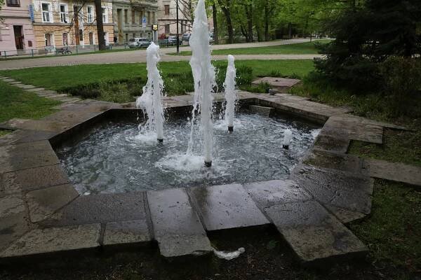 Budějovice nemají jen Samsona. Je tu i Samsonek a Chlapec se žábou