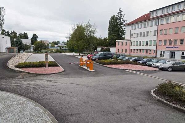 Nemocnice České Budějovice – parkoviště, komunikace v rámci areálu, chodníky a ploty