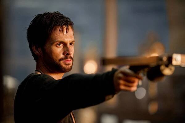 Velekněz - Tom Riley