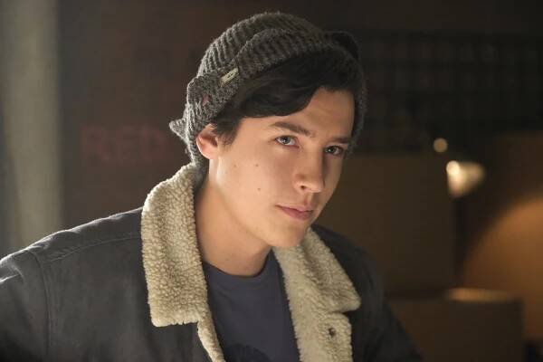Riverdale - Kapitola 16: Potají v lese - Z filmu - Cole Sprouse