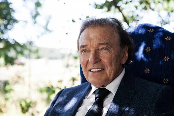 Dědictví aneb Kurva se neříká - Z filmu - Karel Gott