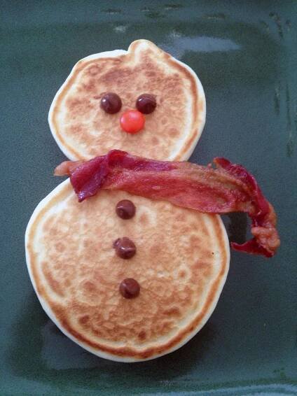 Snowman pancakes with bacon