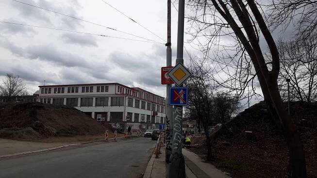 Odstraněný most a zbourané čekárny. Jak dnes vypadá zastávka Praha-Strašnice?