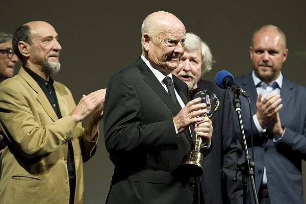 Theodor Pištěk v Karlových Varech převzal cenu za přínos kinematografii