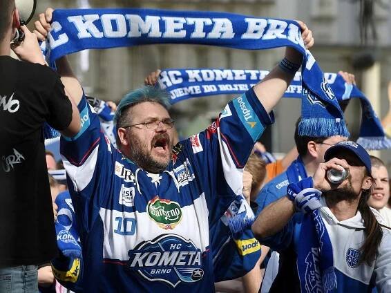 Sledování druhého finálového zápasu extraligy ledního hokeje na Zelném trhu mezi Kometou a Třincem.