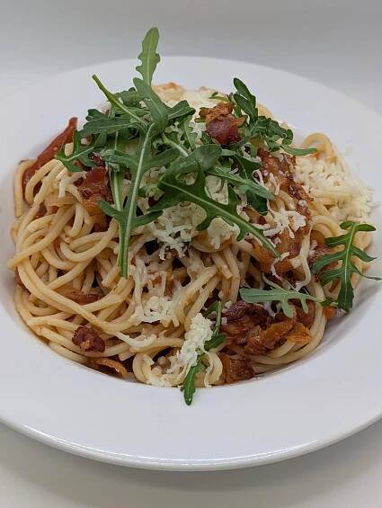 Spaghetti pancetta, sušená rajčata a smetana, sýr typu grana | Jídelna PPAS