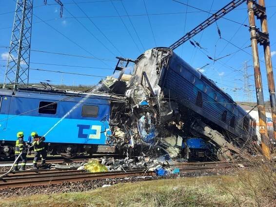 Při srážce dvou nákladních vlaků na Teplicku zemřel strojvedoucí, druhý je zraněný