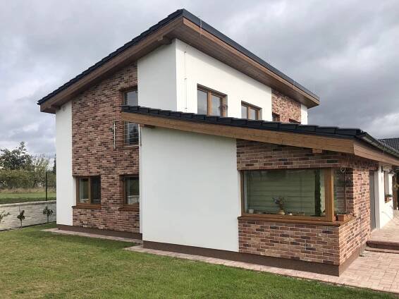 Kombinace bílé omítky a cihlových pásků Seaford Red Multi