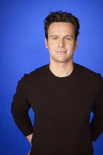 How Jonathan Groff went from twirling in heels to having Beyoncé copy his catwalk - Queerty