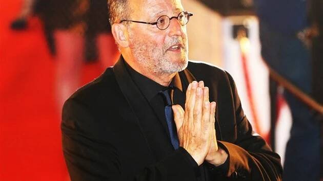 Jean Reno na červeném koberci cestou do velkého sálu hotelu Thermal (4. července 2016).