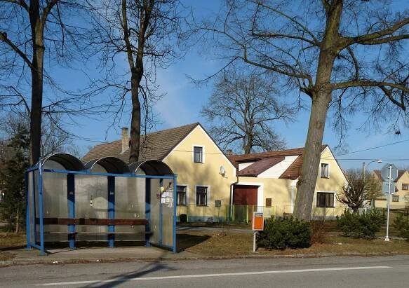Soubor:Doňov, bus shelter 01.jpg