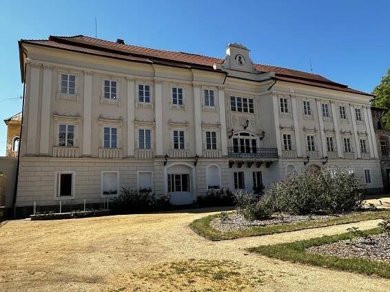 Bystřický zámek je pod střechou, plánují se tam svatby, dokončují apartmány