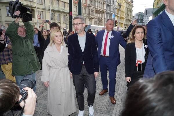 FOTO: Nerudová a její rodina byli v dobré náladě. – stránka 88