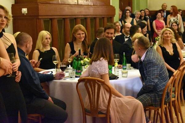 OBRAZEM: Šporcl, Vojtek, Hron a další bavili lidi na Lázeňském plese v Teplicích