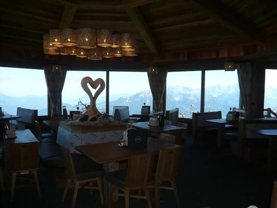 interiér otočné části restaurace