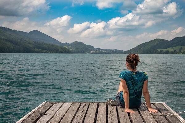 Túra okolo priezračného alpského jazera Fuschlsee pri Salzburgu. - Relax