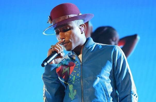 Pharrell Williams přivezl do Prahy skvělou show. Poklonil se zaplněné O2 areně