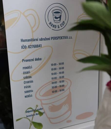 V Roudnici otevřeli nové bistro Hand & Cup. Pomáhají tam handicapovaní