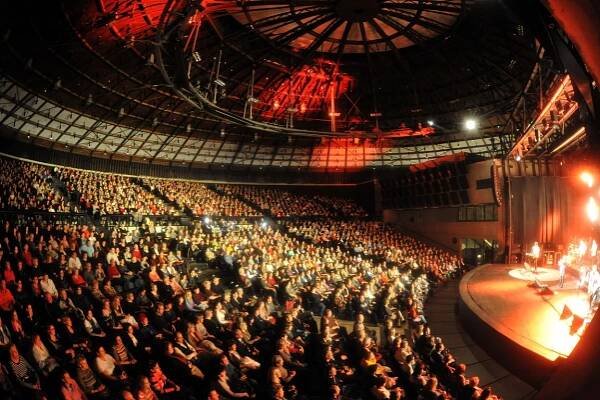 Gong. Když zákulisí auly uchvátí víc než koncert