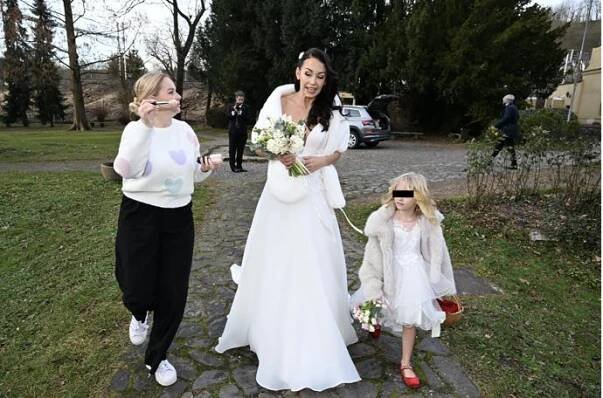 Agáta Hanychová měla při příchodu na svatbu přes ramena přehozenou kožešinku. 