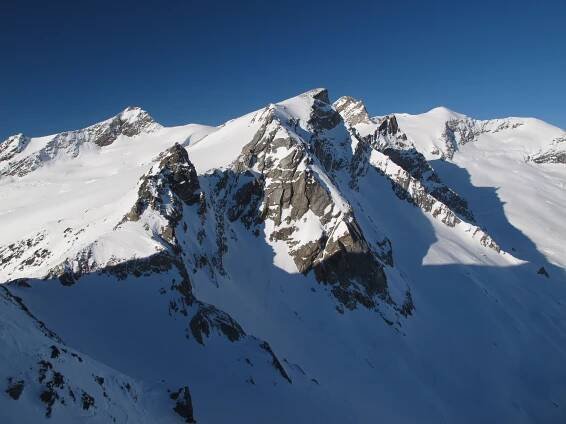 Soubor:Gubachspitzen Simonyspitzen Dreiherrnspitze.jpg – Wikipedie