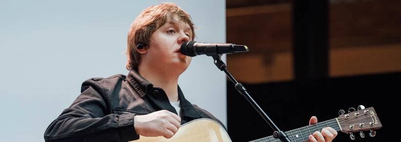 VIDEO: Lewis Capaldi měl kvůli Tourettovu syndromu potíže dokončit koncert. Publikum zpívalo za něj