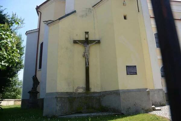 Kříž na fasádě věže kostela Všech svatých v Libochovicích
