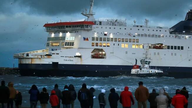 V Calais uvázl v bouři trajekt, v Německu kvůli sněhu zrušili stovky letů