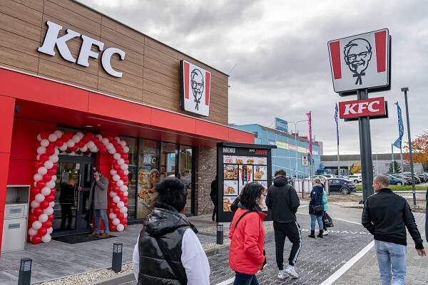 KFC na Dubině je otevřeno. Prvních 100 zákazníků v Ostravě mělo kyblík zdarma