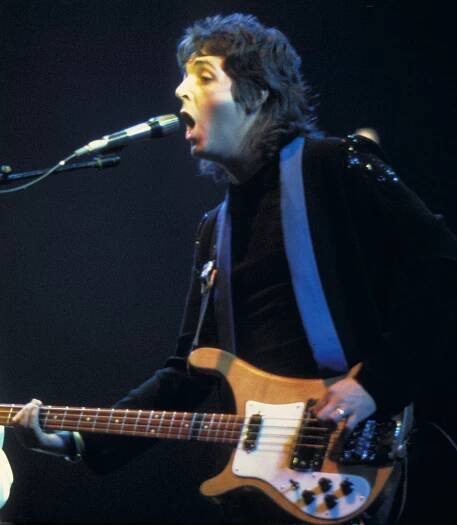 Soubor:Paul McCartney during a Wings concert, 1976.jpg – Wikipedie