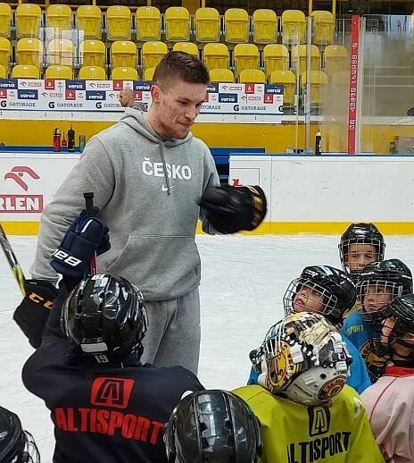 FOTO: Útočník Jan Myšák povzbudil hráče 5. a 6. třídy HC Litvínov